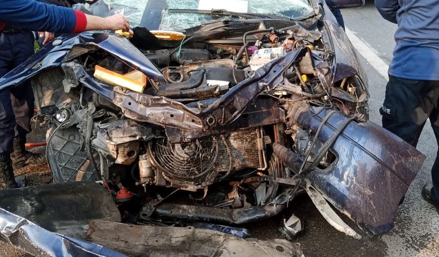 Otomobil güvenlik şeridindeki tankere çarptı: 3 kişilik aile yaralandı