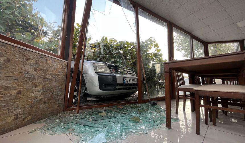 Otomobil park halindeki araçlara ve yayalara çarptı: 1 ölü, 3 yaralı