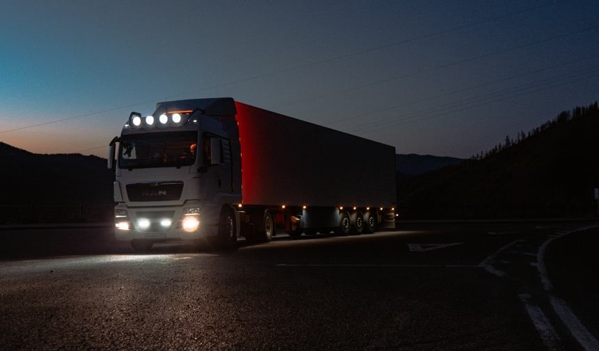 İran'da tırına mühimmat isabet etmesi sonucunda Türk tır şoförü ağır yaralandı: Yoğun bakımda tedavisi sürüyor