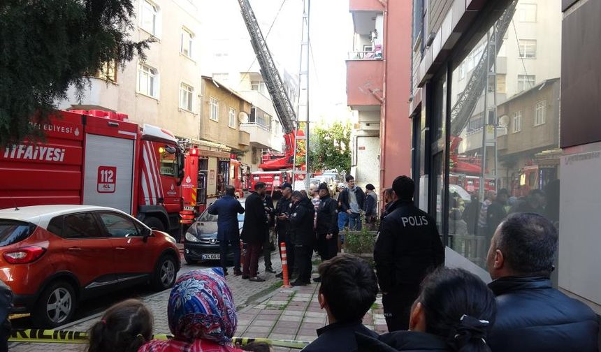 Tuzla'da çatıda çıkan yangın  paniğe sebep oldu