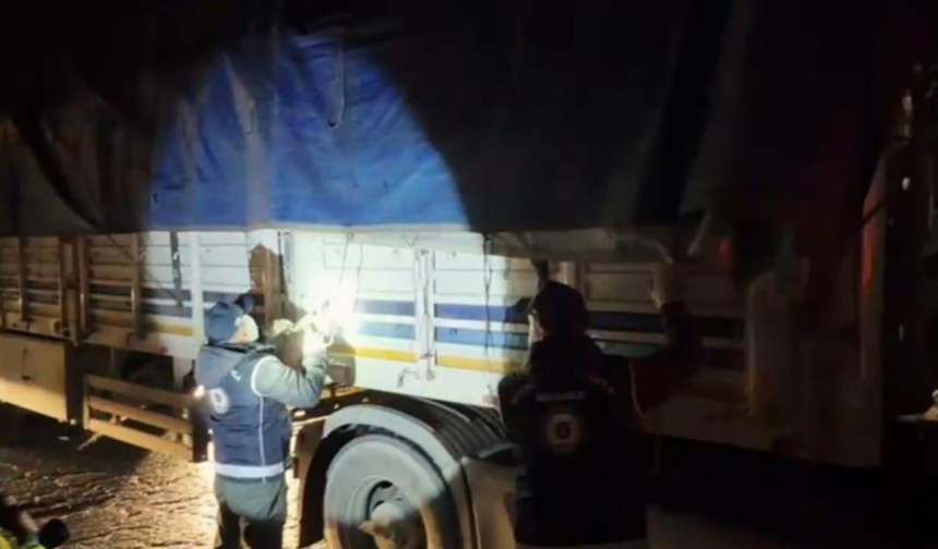 Bitlis’te tırın gizli bölmesinde 31 düzensiz göçmen yakalandı