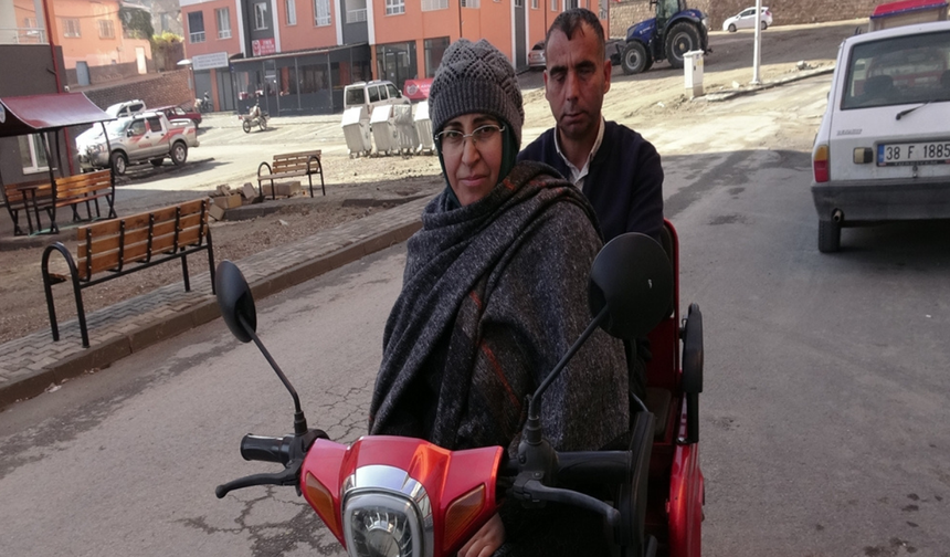 Kayseri’de engelleri aşan sevgi: Eşi her gün işe götürüyor