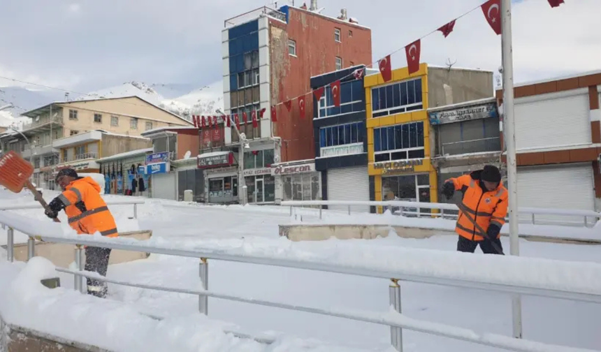 Van'da kar nedeniyle 405 yerleşim yeri ulaşıma kapandı