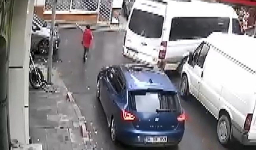 Bayrampaşa’da otizmli Ömer’den örnek davranış: Ambulans için trafiği durdurdu