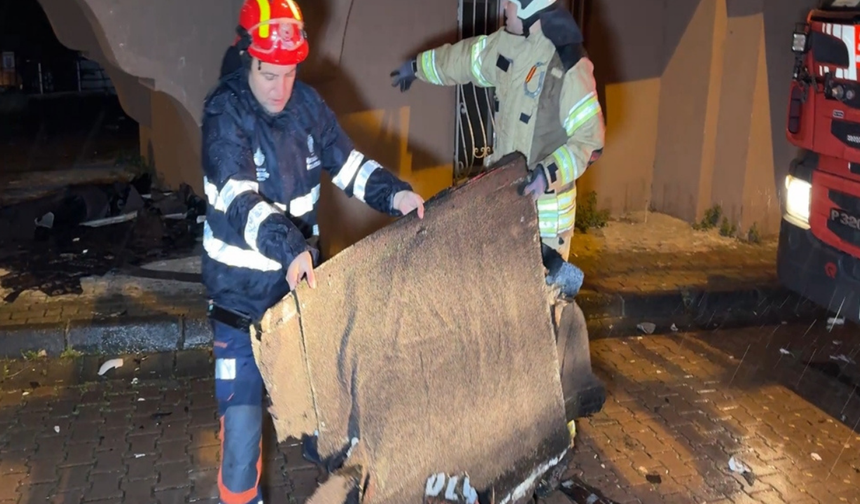 İstanbul’da fırtına etkili oldu: Çatılar uçtu
