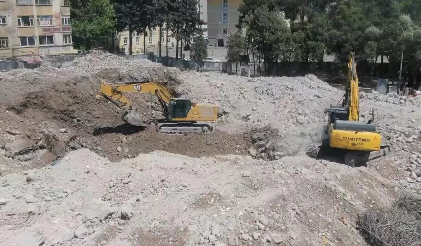 Zeytinburnu’nda şaşkınlık yaratan yıkım: Binanın yan duvarının olmadığı ortaya çıktı