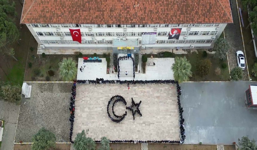 Öğrenciler okul bahçesinde Türk bayrağı figürü oluşturdu