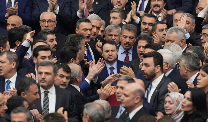 Meclis’te yemin töreninde arbede: Yeni bakanların yemini sırasında kavga çıktı