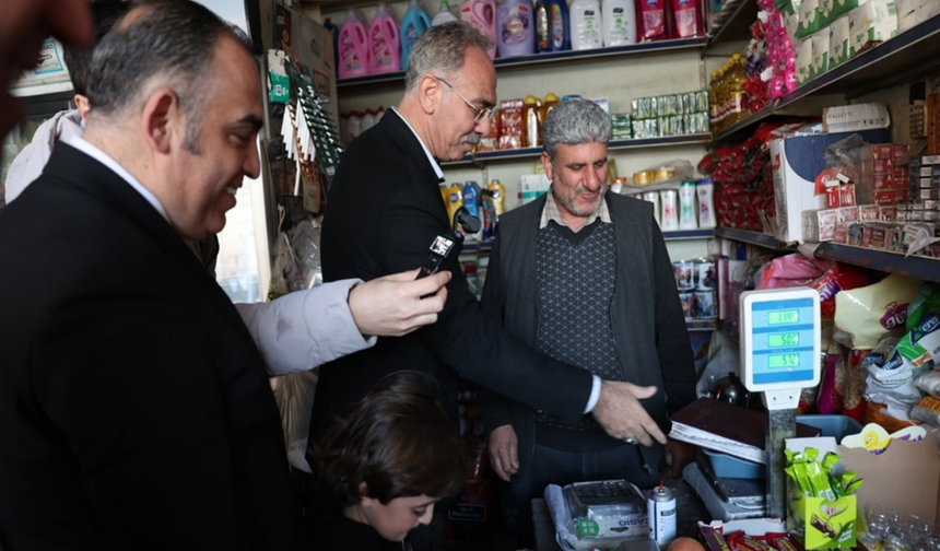 Urfa'da belediye başkanı, veresiye defterini tartıp 50 bin TL'ye satın aldı
