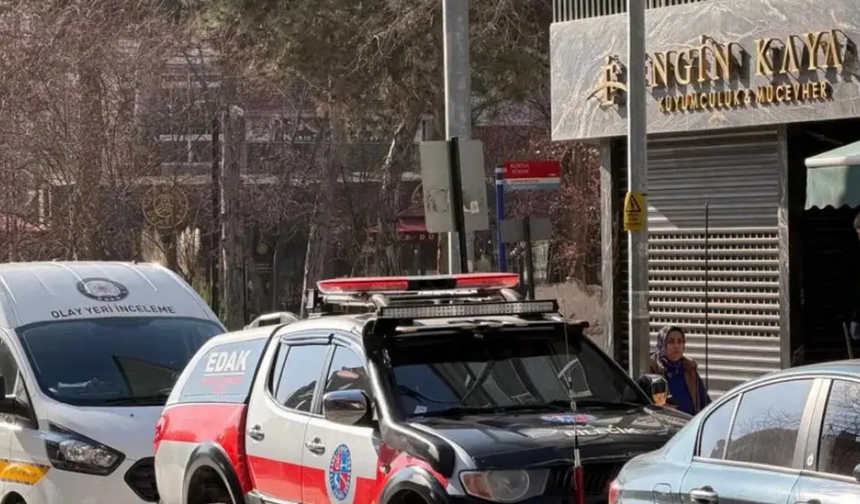 Kuyumcuda film gibi soygun: 30 saniyede vitrini boşalttılar