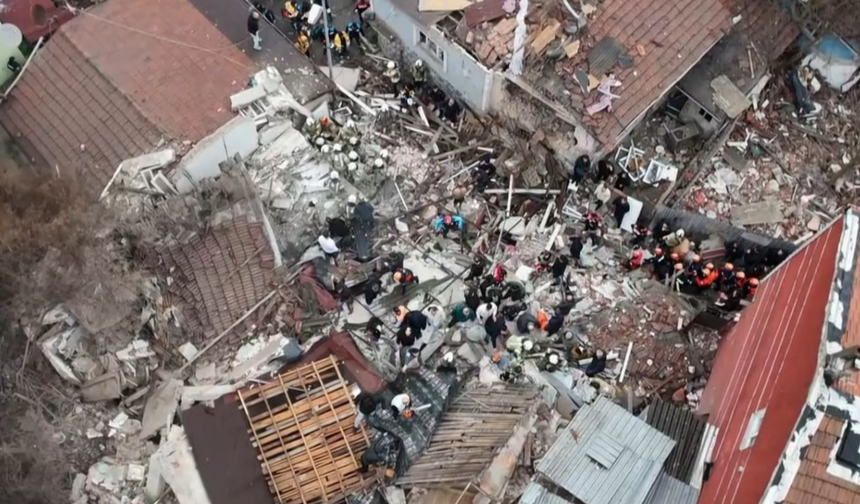 Fatih’te 2 gecekondu çöktü: Kurtarma çalışmaları sürüyor