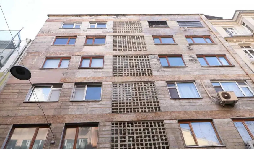 Orhan Pamuk’un dairelerinin bulunduğu apartman için yıkım kararı