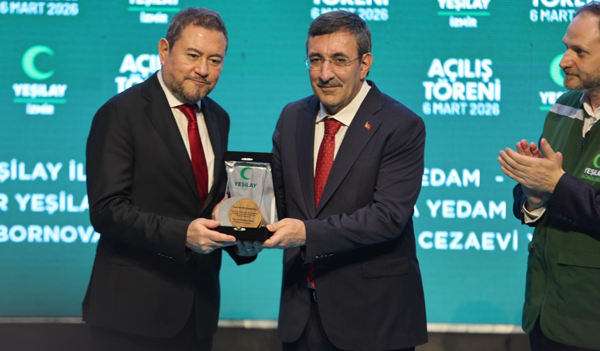 Cevdet Yılmaz’dan iş insanı Nazım Torbaoğlu’na plaket takdimi