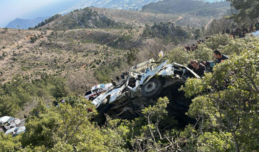 Mersin'de işçi minibüsü uçuruma yuvarlandı: 3 ölü, 11 yaralı
