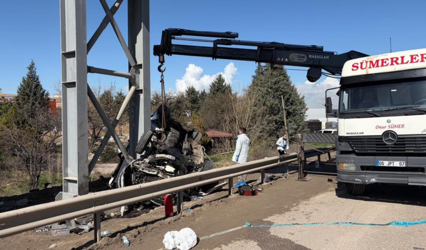 Ankara’da özel halk otobüsü köprü direğine çarptı: 5 ölü, 15 yaralı