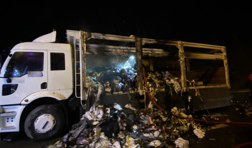 TEM otoyolunda tekstil yüklü kamyon alev aldı