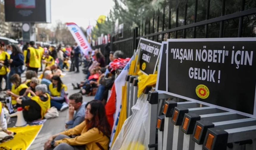 Eğitimcilerden MEB önünde şiddet protestosu