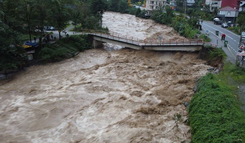 Rize’de selin ardından çamurlu arazide çay mesaisi