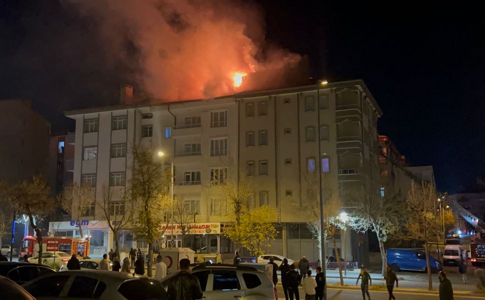Nevşehir’de 4 katlı binanın çatısında yangın