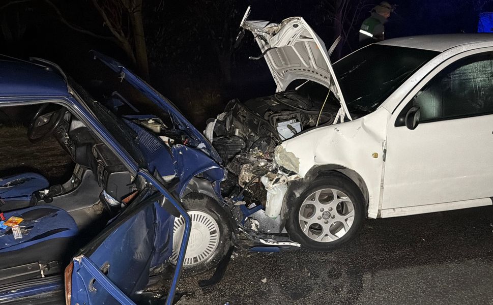 Eskişehir’de iki otomobil kafa kafaya çarpıştı: 1’i ağır 9 yaralı