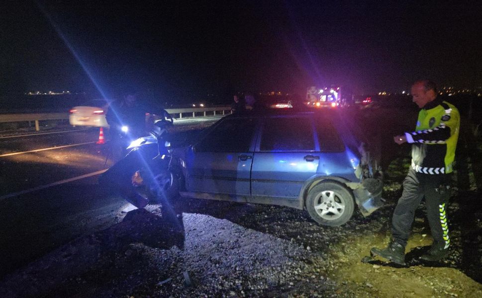 Kendiliğinden yola çıkan otomobil, yolcu otobüsüyle çarpıştı
