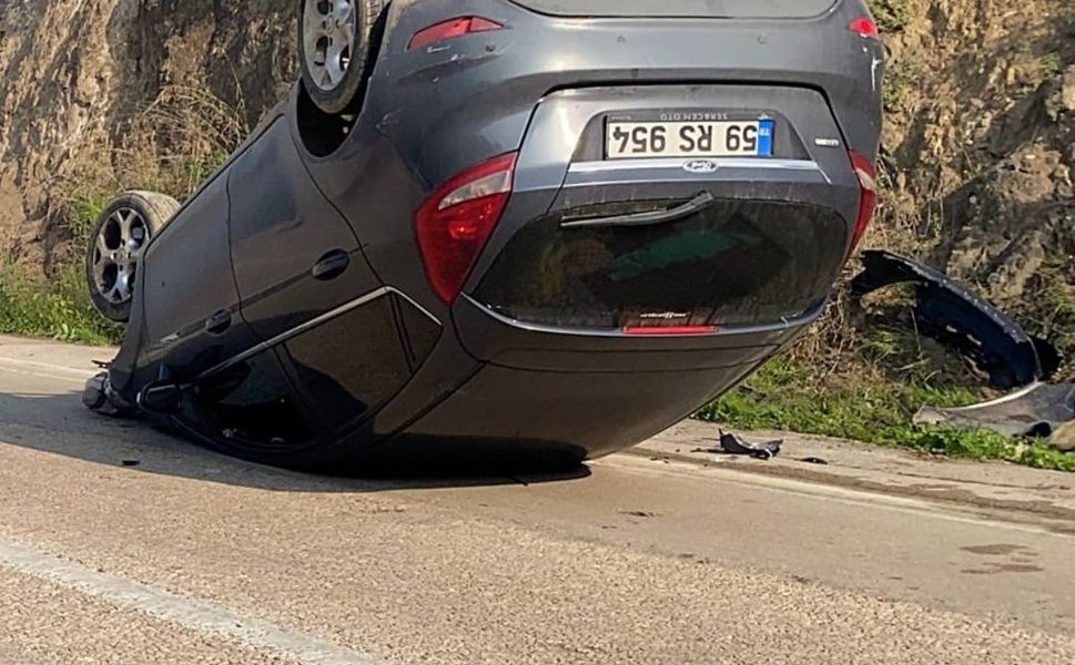 Kontrolden çıkan otomobil, kayalara çarpıp ters döndü: 2 yaralı