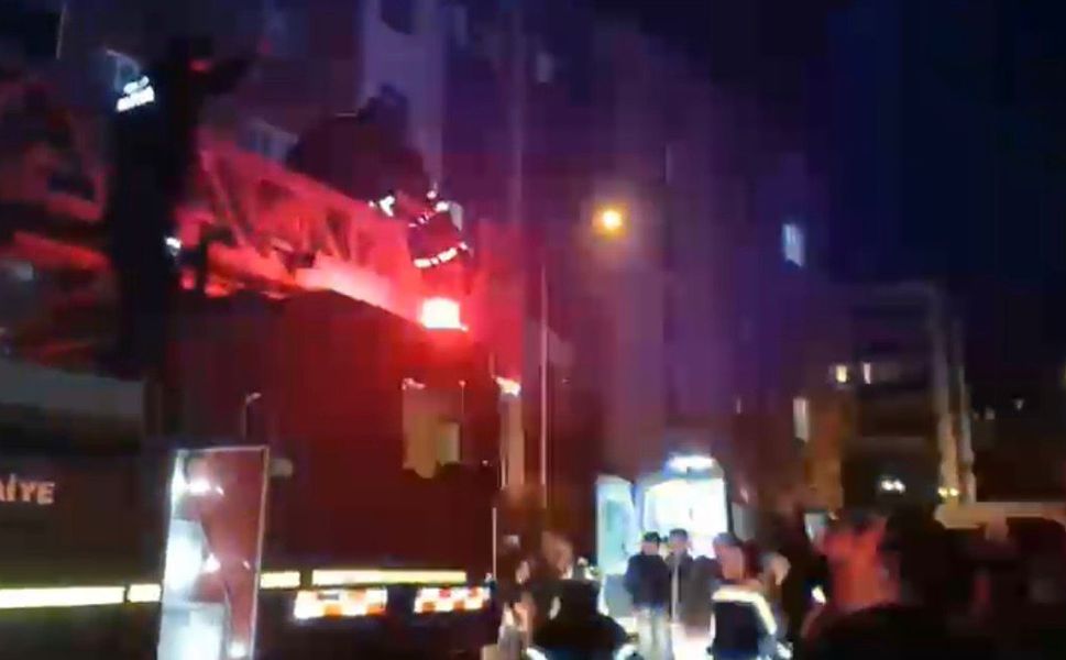 Yanan evin balkonunda mahsur kalan çocuk kurtarıldı