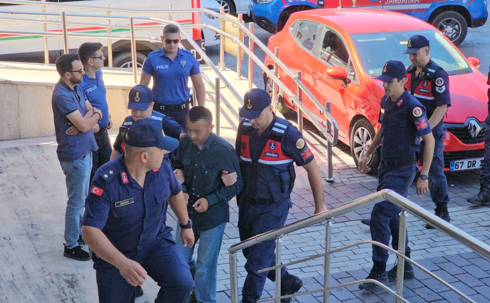 Babaanne ve 2 torununu bıçaklayarak öldüren sanık hakim karşısında