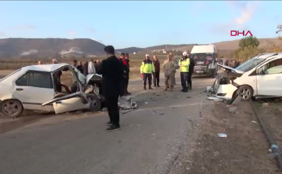 Kilis’te hafif ticari araç ile otomobil çarpıştı: 3 yaralı