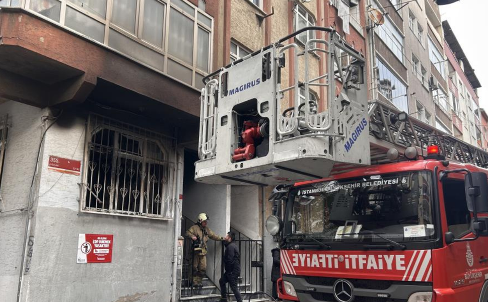 Esenler’de 5 yaşındaki çocuğun çakmakla oynadığı evde yangın çıktı