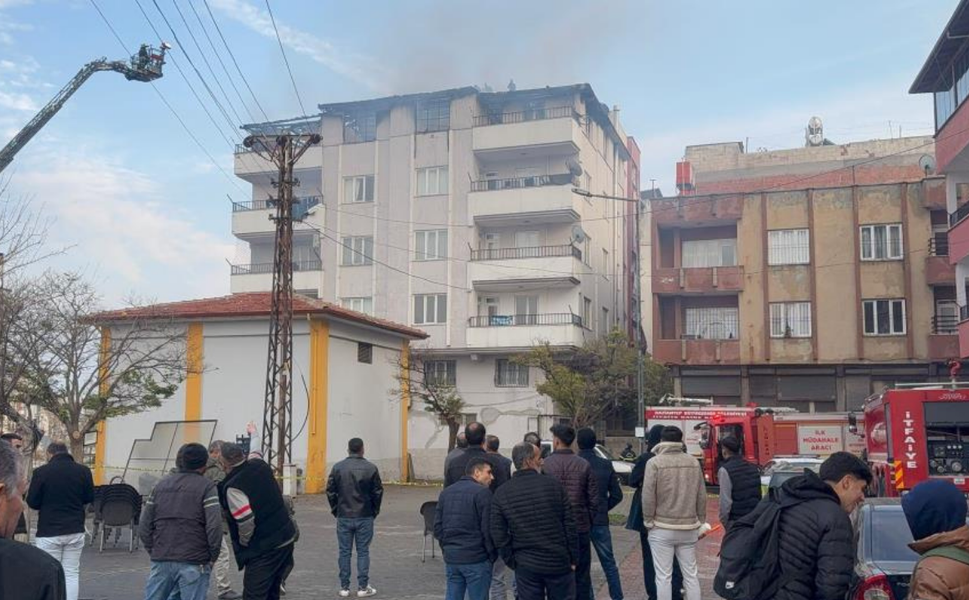 Gaziantep'te 4 katlı apartmanın terasında yangın çıktı