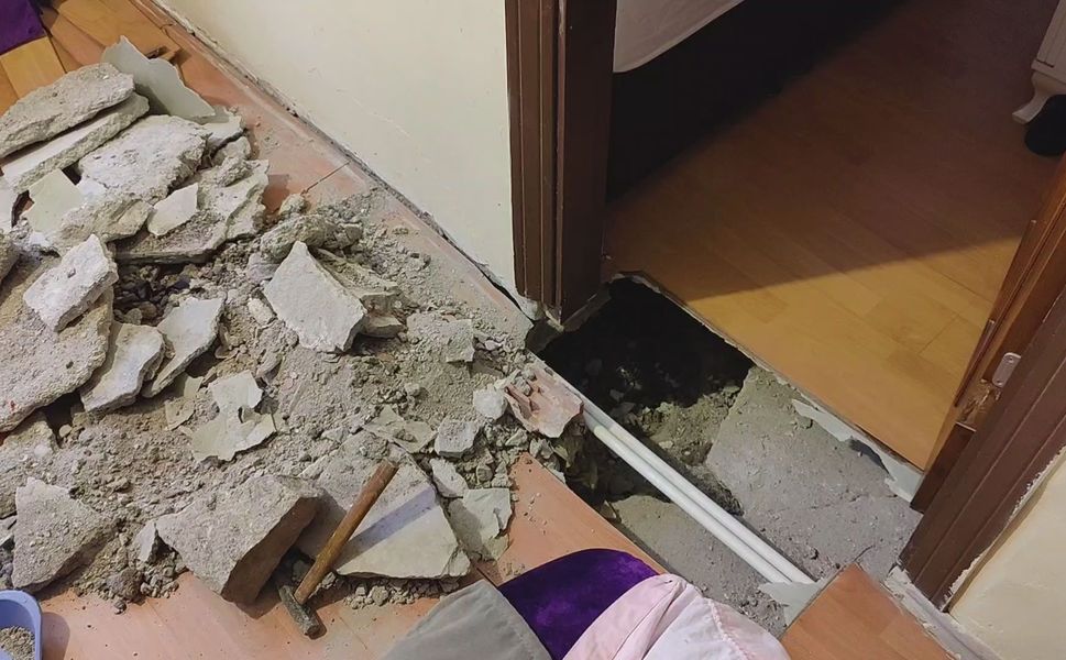 Fatih’te 4 katlı binanın bodrum dairesinde çökme paniği