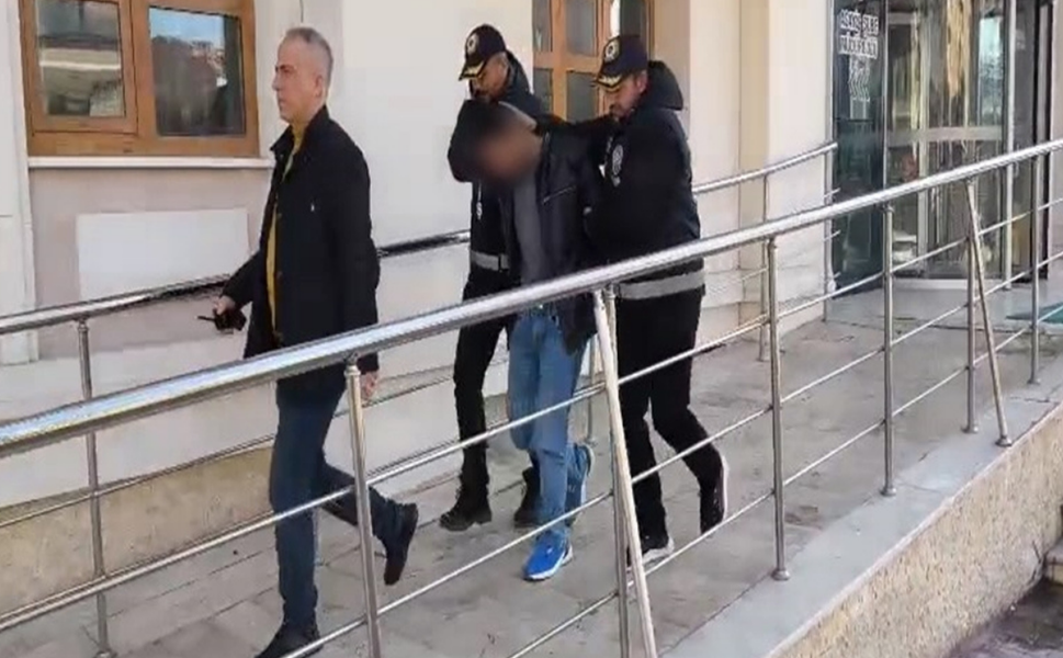 Konya 'da fosforlu montlu hırsız kameraya takıldı