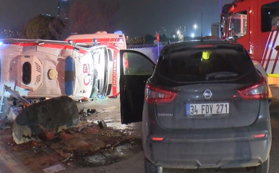 Kartal’da ambulans ile cip çarpıştı: Hasta ve 2 sağlıkçı yaralandı