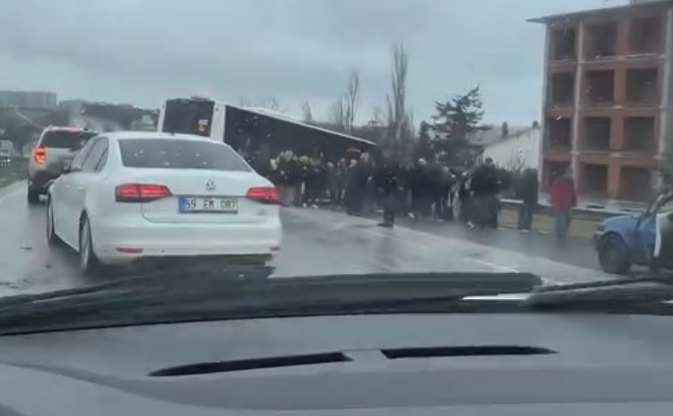 Büyükçekmece’de İETT otobüsü bariyerlere çarptı, 5 kişi yaralandı