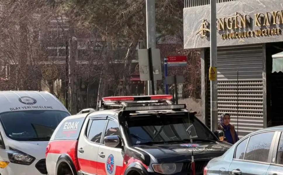 Kuyumcuda film gibi soygun: 30 saniyede vitrini boşalttılar