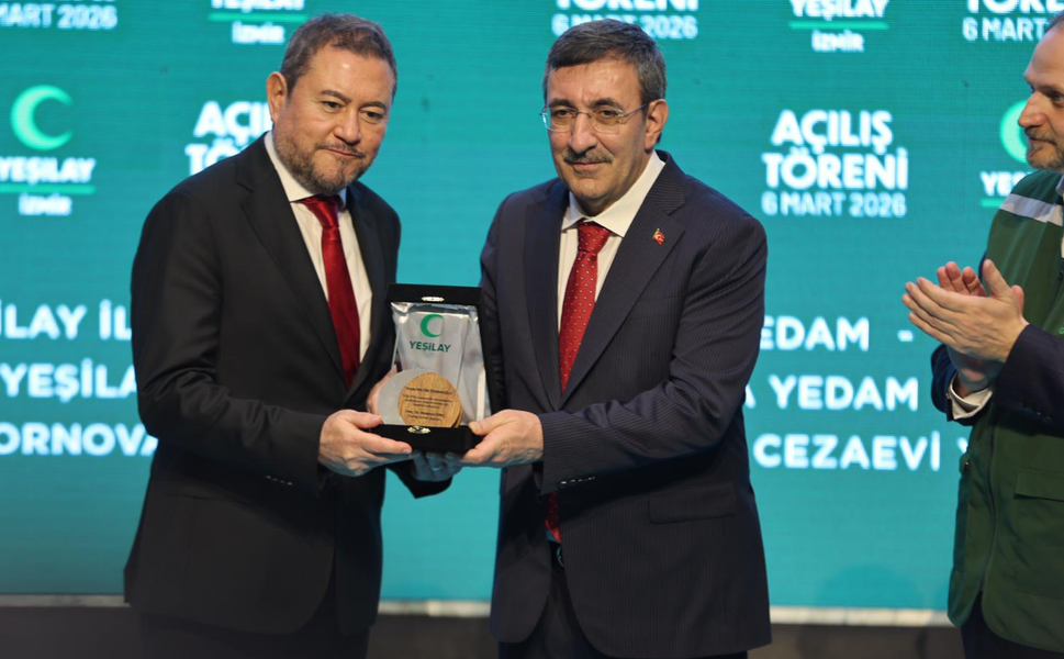 Cevdet Yılmaz’dan iş insanı Nazım Torbaoğlu’na plaket takdimi