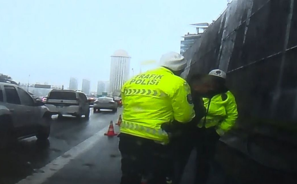 Trafikte nefes kesen anlar: Polis müdahalesiyle hayata tutundu