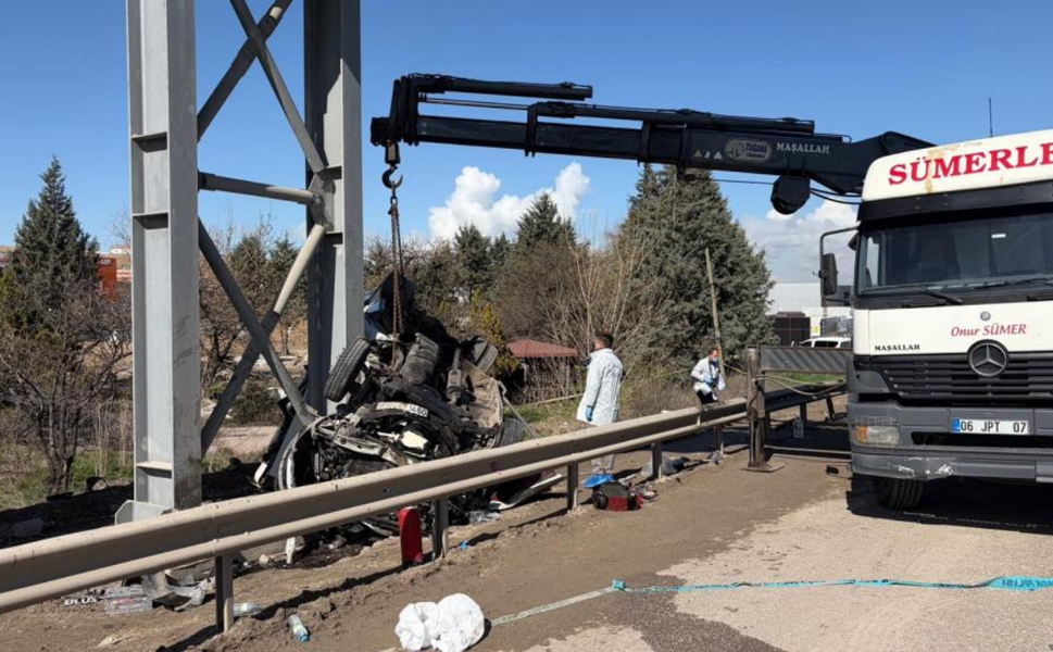 Ankara’da özel halk otobüsü köprü direğine çarptı: 5 ölü, 15 yaralı