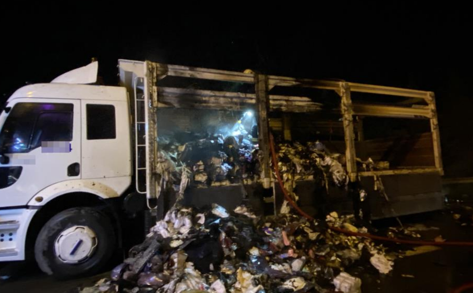 TEM otoyolunda tekstil yüklü kamyon alev aldı