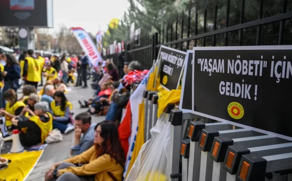 Eğitimcilerden MEB önünde şiddet protestosu