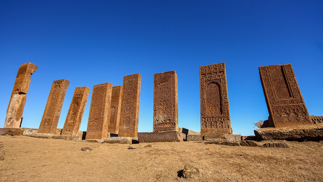 Ahlat Mezarlığı