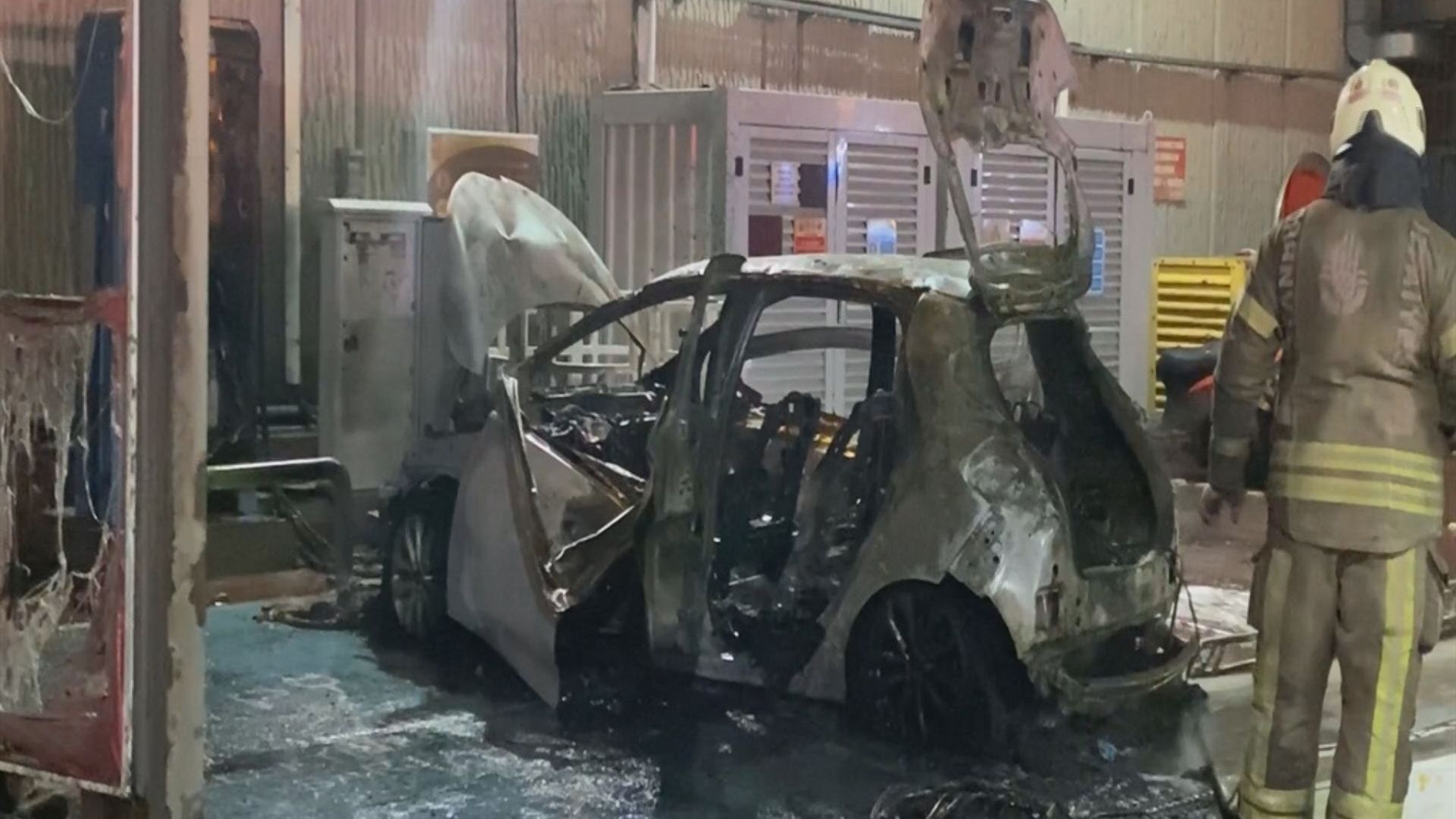 Esenyurt’ta Akaryakıt Istasyonunda Şarj Edilen Elektrikli Otomobil Patladı (1)