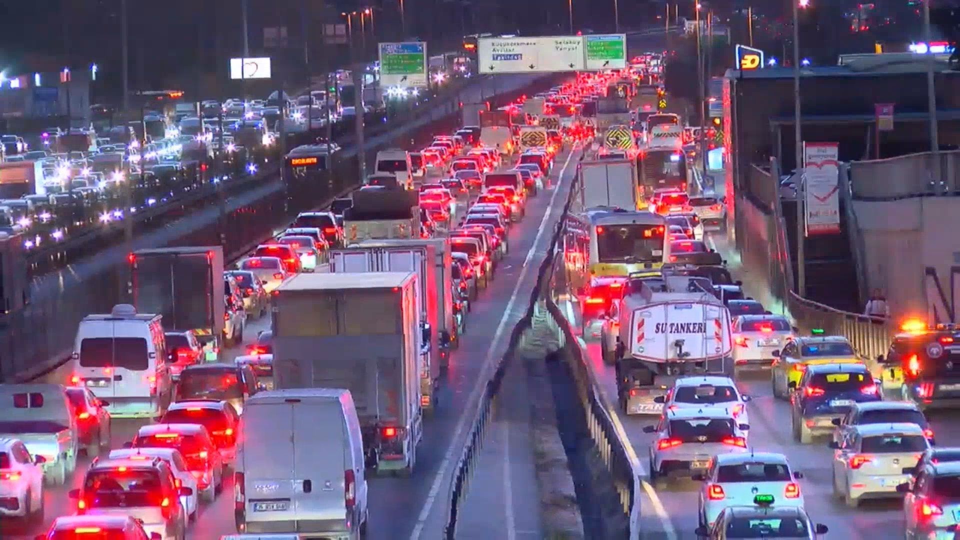 İstanbul’da Trafik Yoğunluğu Akşam Saatlerinde Yüzde 90’A Çıktı (1)