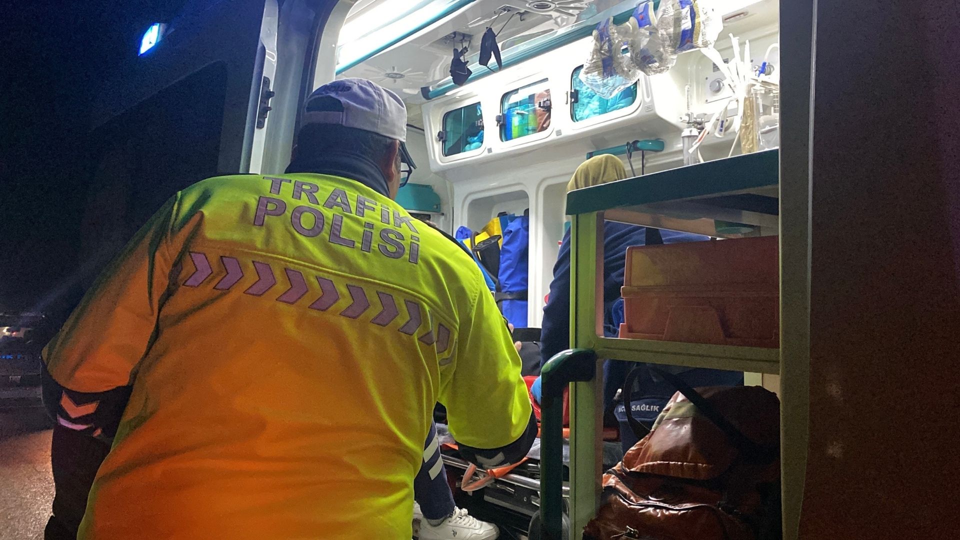 Çorum’da Refüje Çarpan Otomobil Yan Yattı 1’I Bebek 3 Yaralı (2)