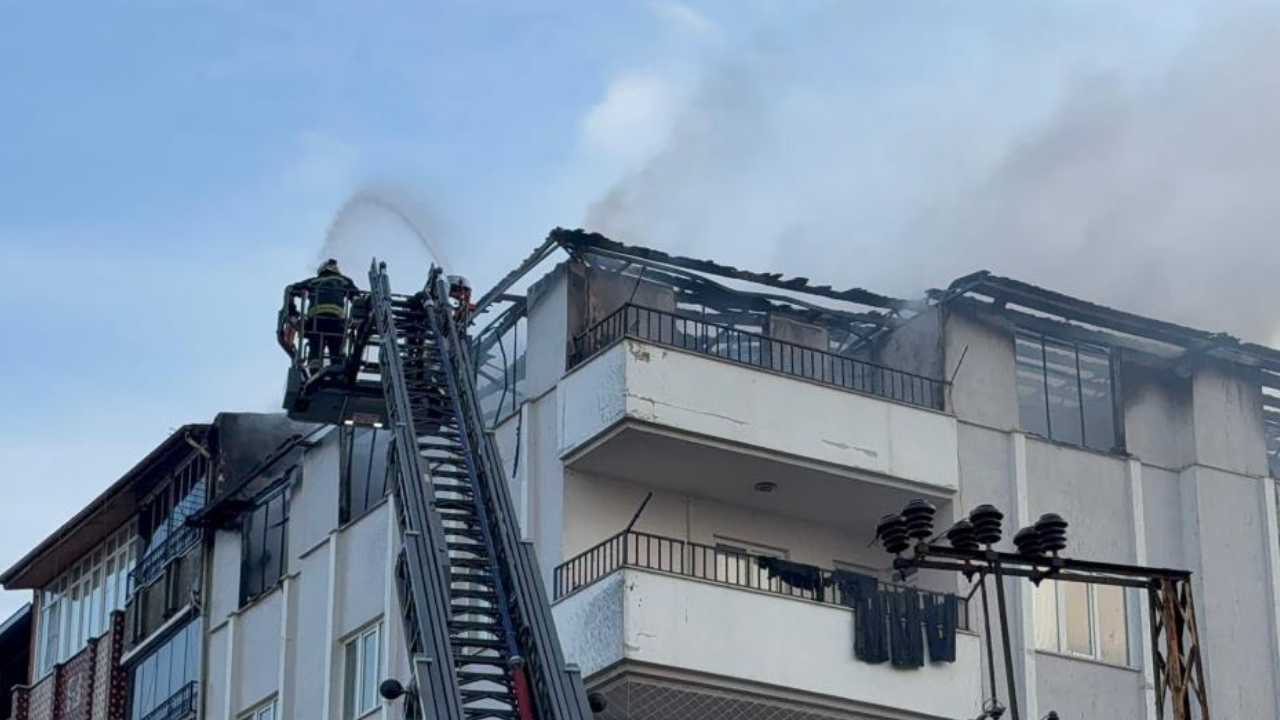 Gaziantep 4 Katlı Apartmanın Teras Katında Yangın