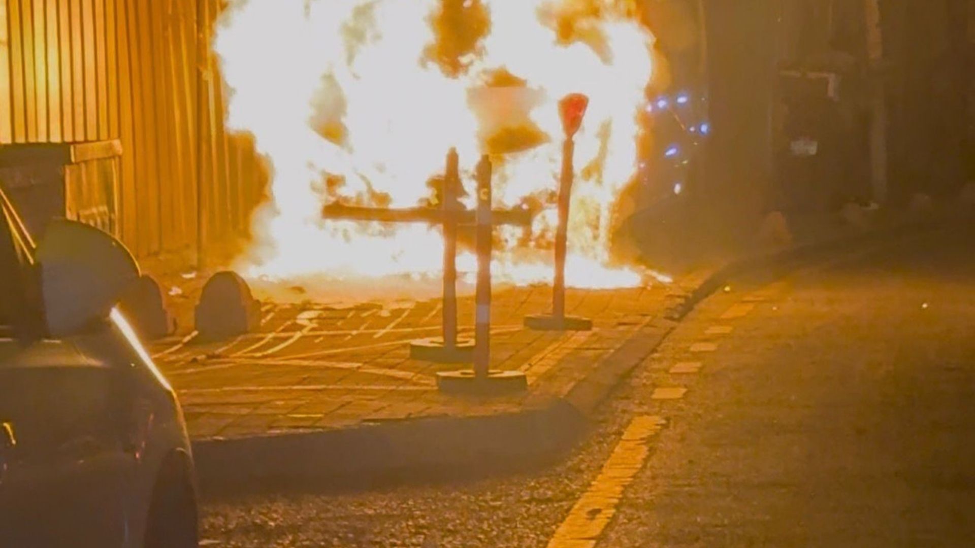 Üsküdar’da Park Halindeki Araç Bir Anda Alev Aldı (1)-1