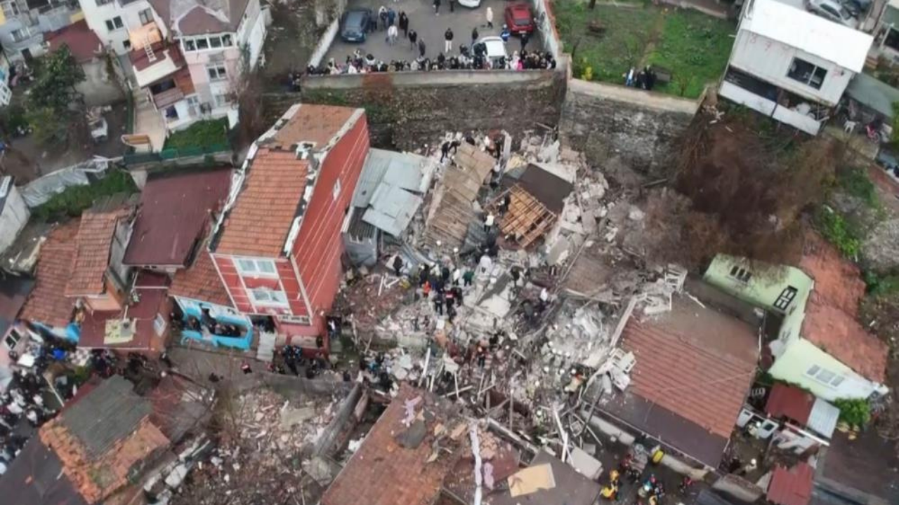 Fatih’te 2 gece kondu çöktü: Kurtarma çalışmaları sürüyor-1