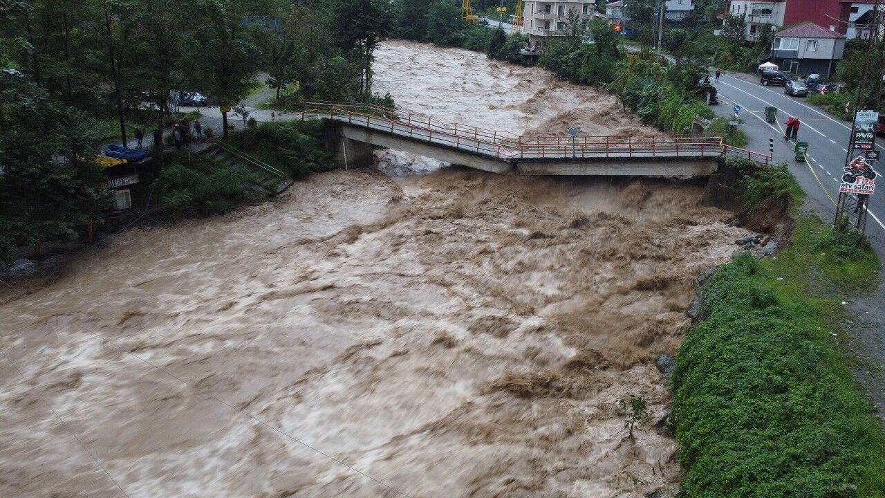 Rize’de selin ardından çamurlu arazide çay mesaisi