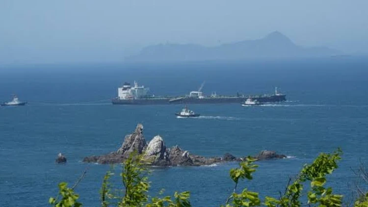 Hürmüz Boğazı’nda tanker mayına çarptı: Gemide yangın çıktı